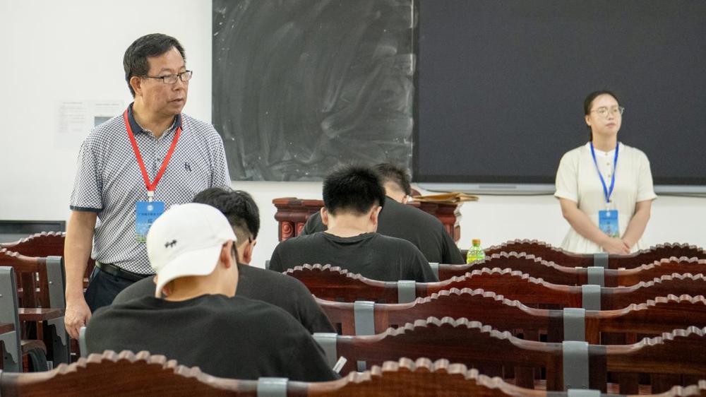 校长监考（郑洁钰）2