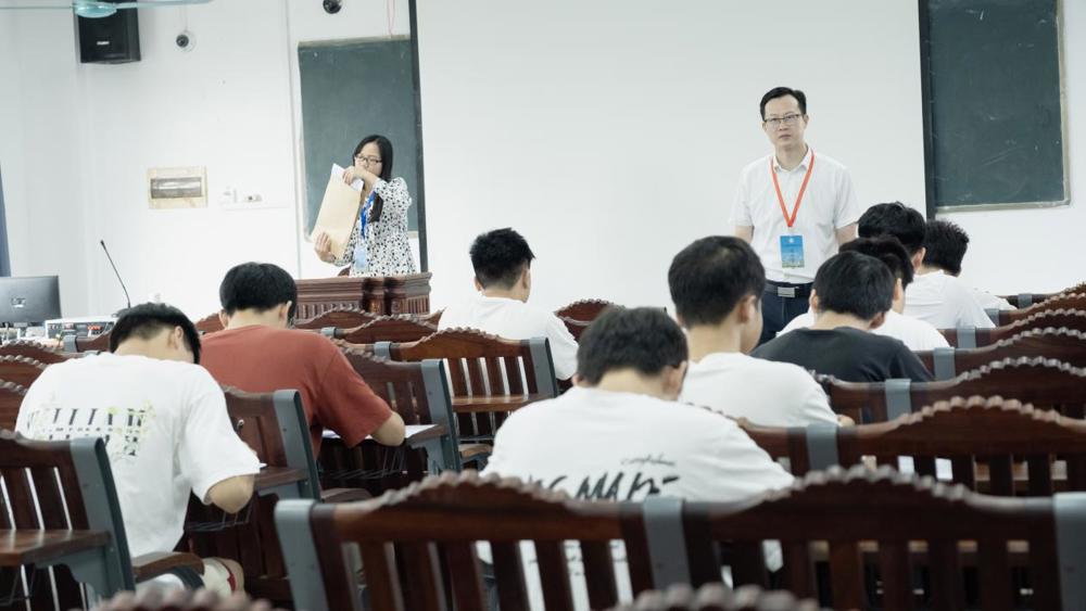 唐臣院长巡考大景（卢柳萍摄）