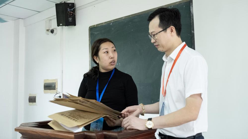 唐臣院长巡考3（卢柳萍摄）