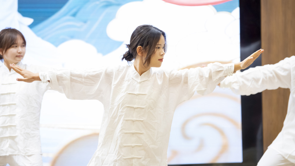 健康学院八段锦表演（陈观海摄）