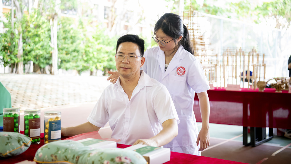 老师在体验健康学院按摩中（陈观海摄）
