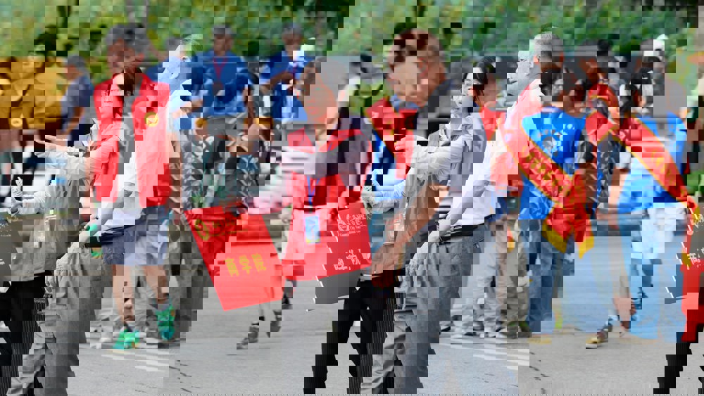 志愿者为新生家长指引路线