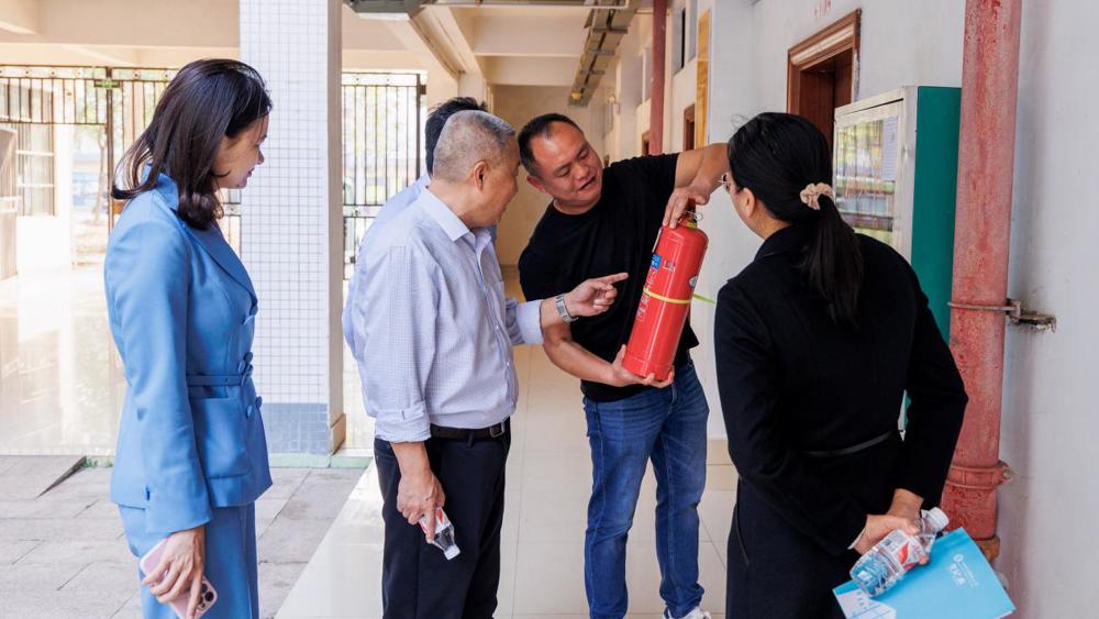 孙登林校长检查宿舍安全工作 (3)