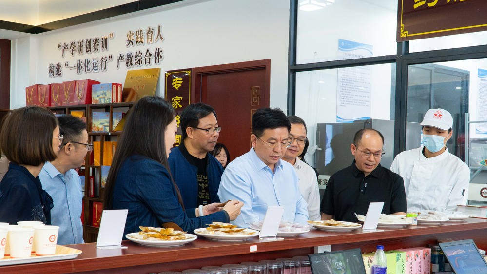 自治区卫健委领导到我校调研医养照护专业建设：推动专业发展，助力健康养老