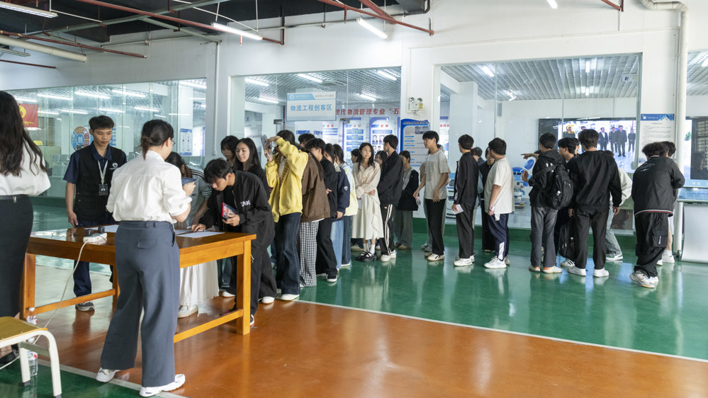 技能考试排队进场中（覃淑惠摄）