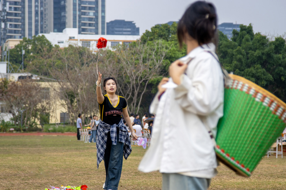 抛绣球（陈观海摄）