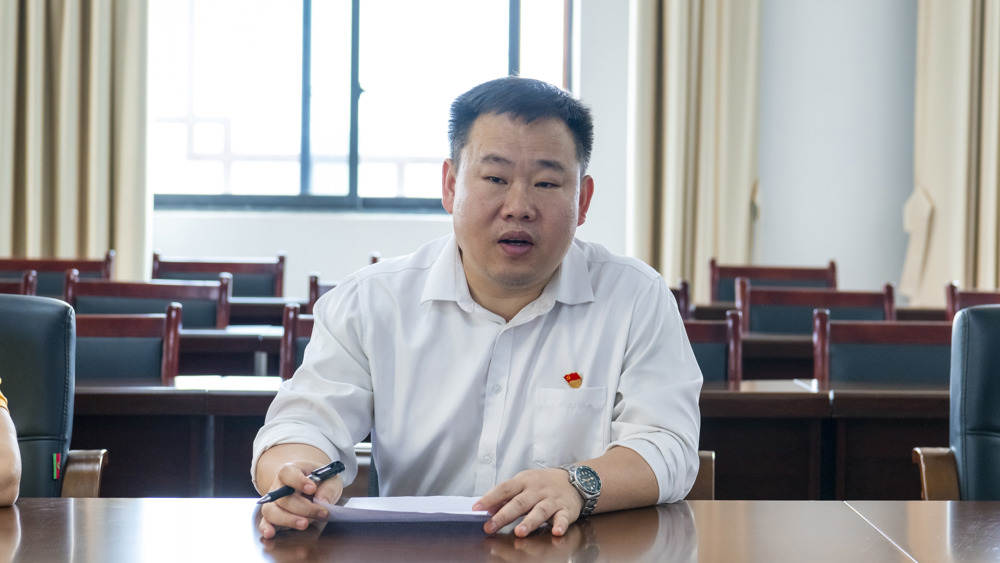 唐超领导特写（陈观海摄）