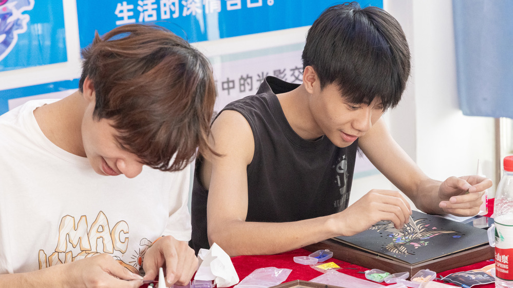 同学们在制作非遗手工艺 (3)