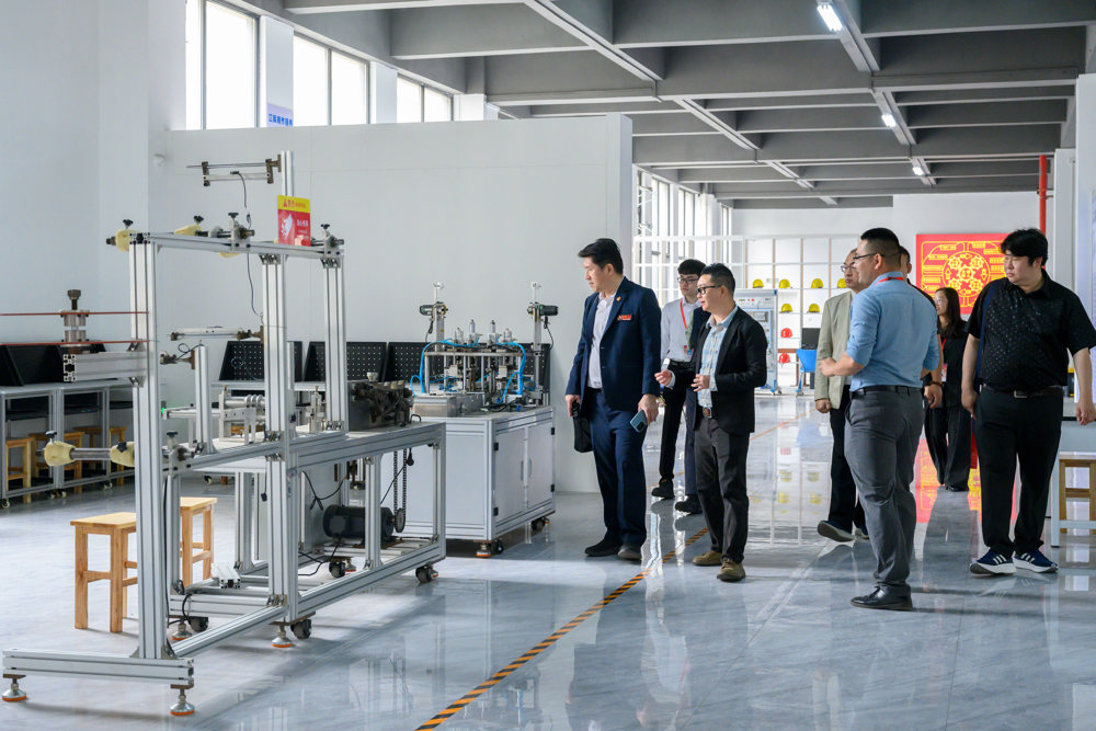 10m以内一行人于智能工程学院综合实训基地参观（2）