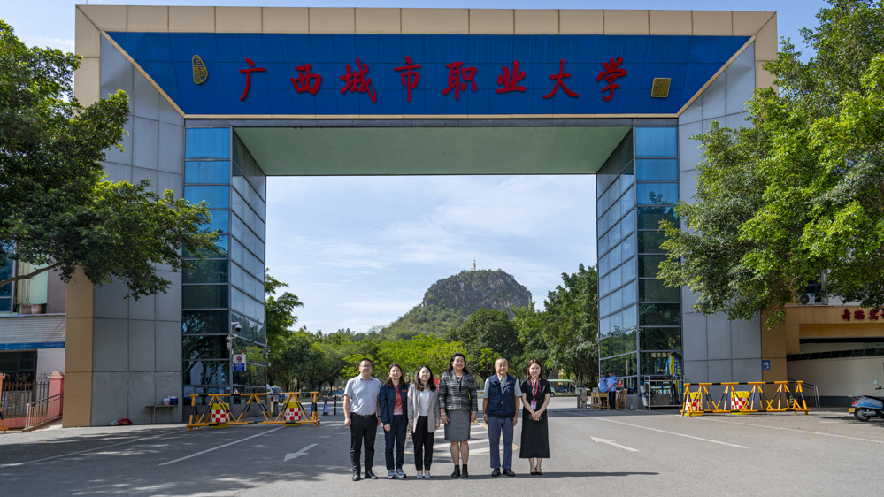 北大门合影（陈观海摄）