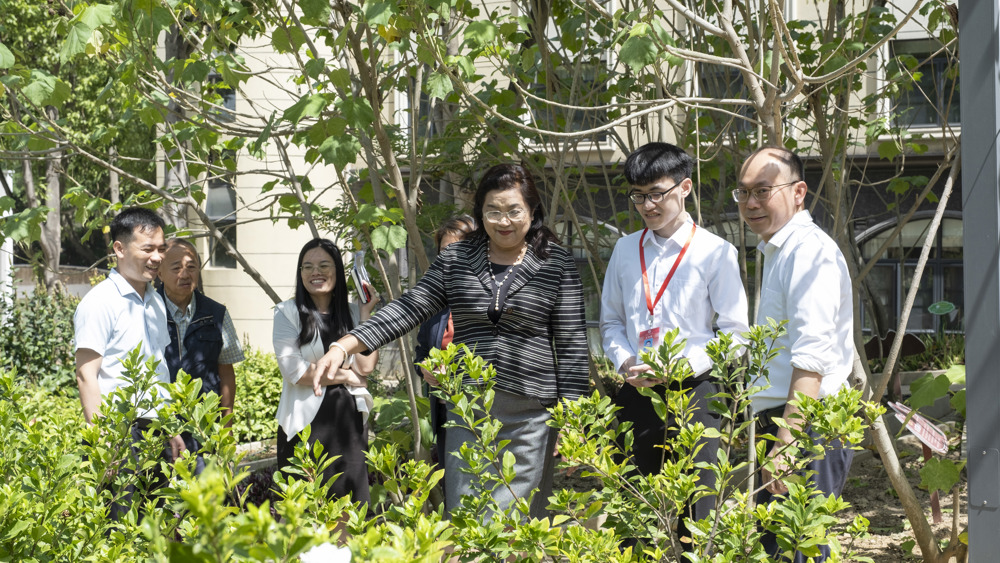 外校领导参观百草园（覃淑惠摄） (2)