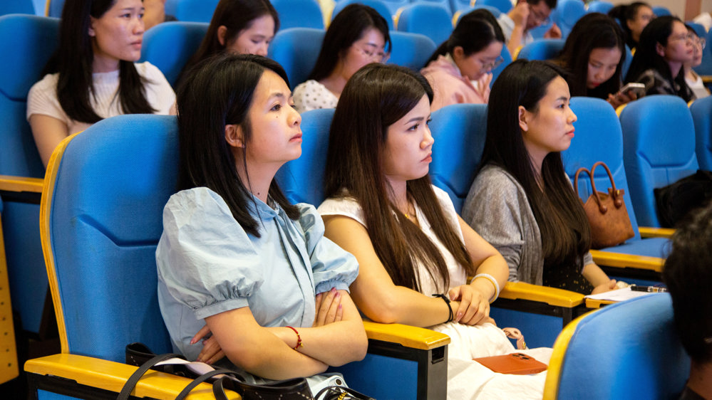 老师认真听讲 (1)