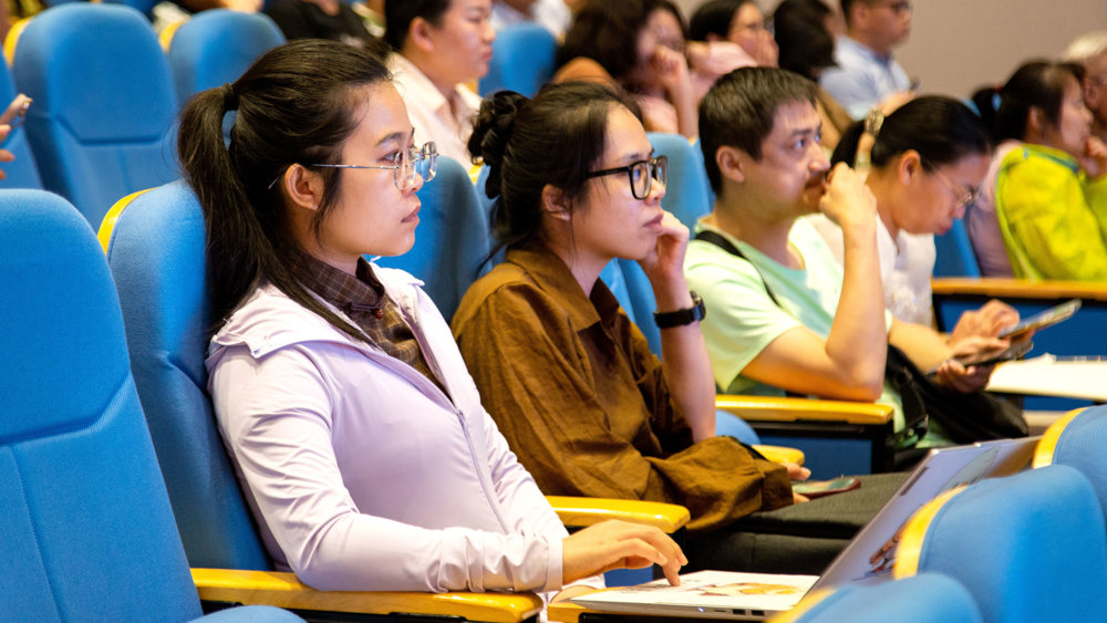 老师认真听讲 (3)