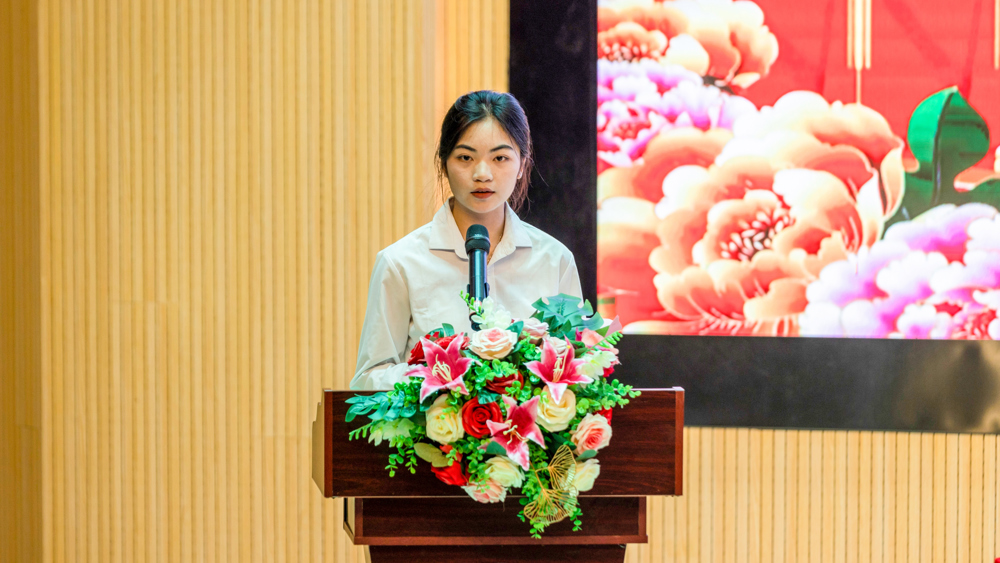 上届执行主席周园芳作述职报告