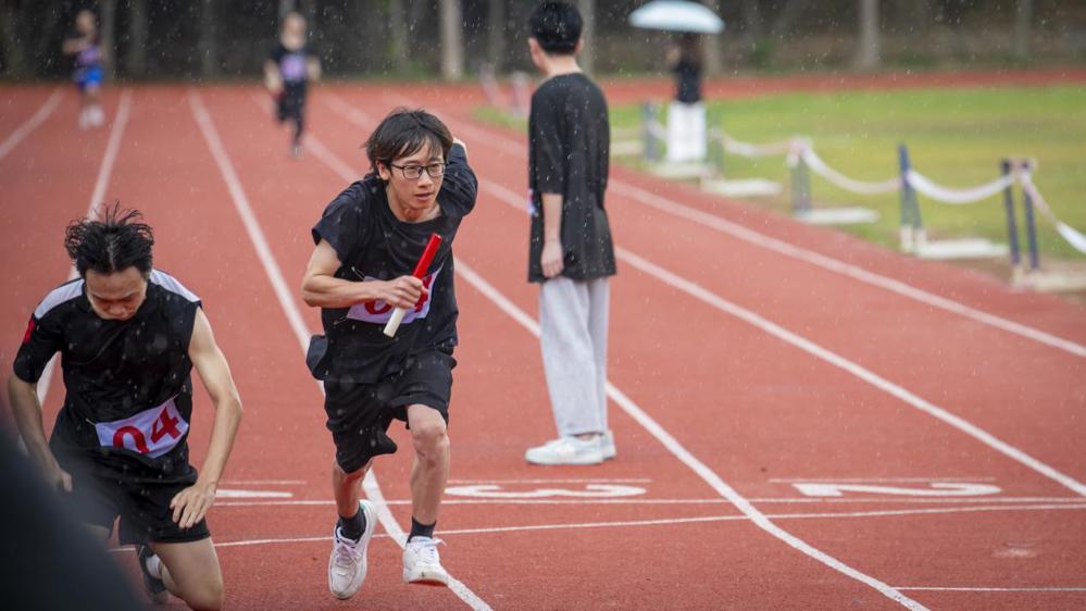 男子4x400米感人瞬间（陈观海摄） (2)