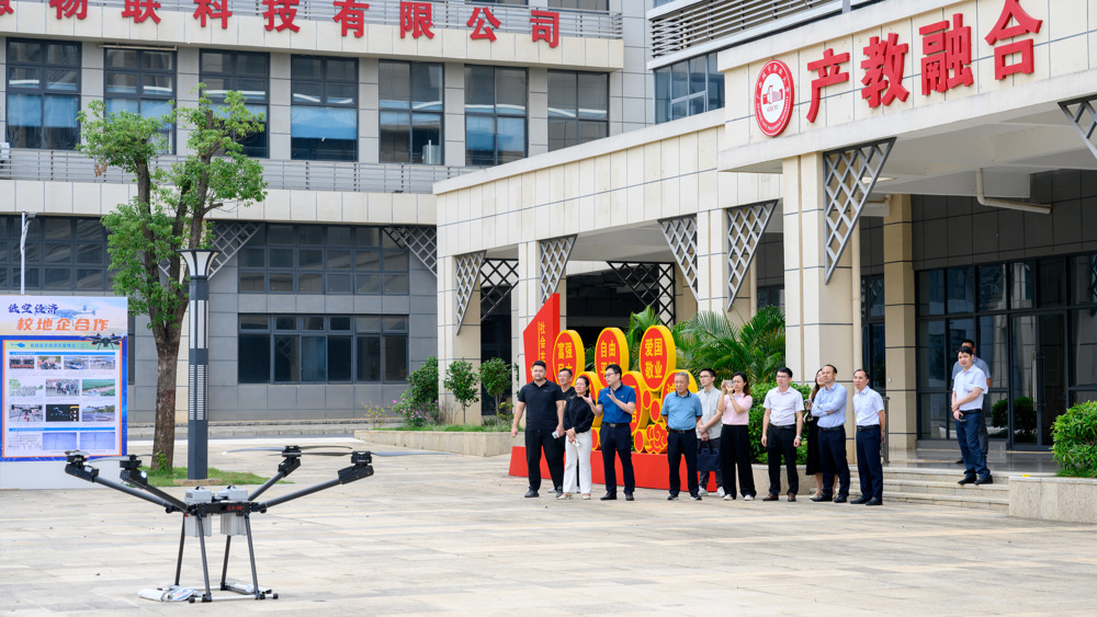 自治区政研室领导观看无人机表演 (1)