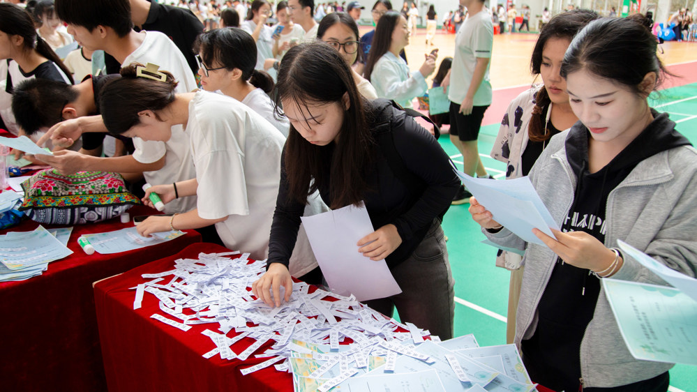 学生们在进行屈原诗词字句重组的活动1