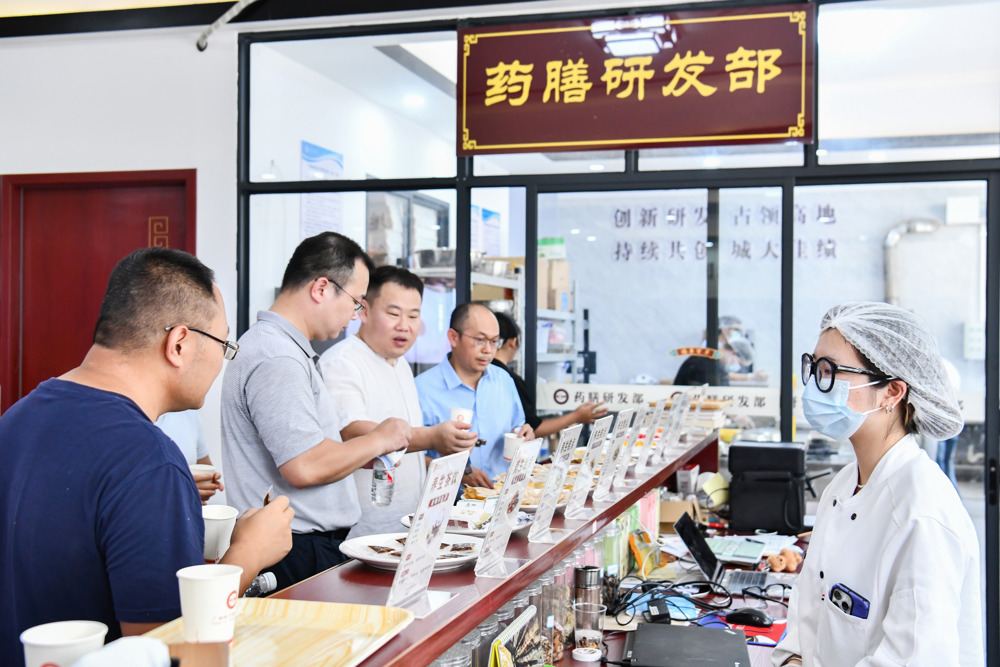 山圩镇领导品尝我校药膳产品（吴可贺摄）