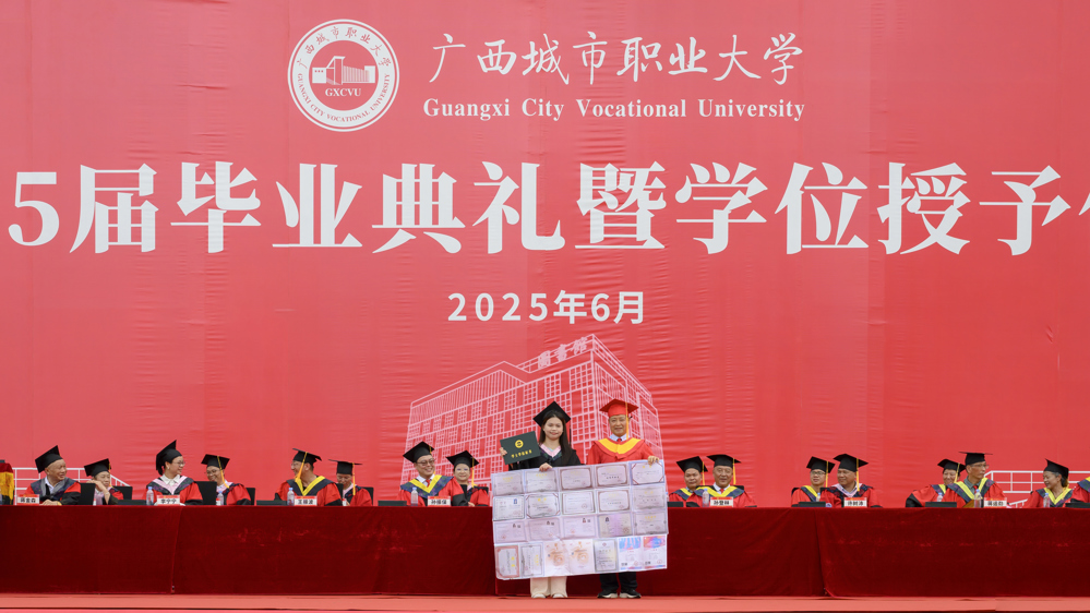 优秀毕业生手持奖状合集与伍鹏志书记合影（崇左校区）