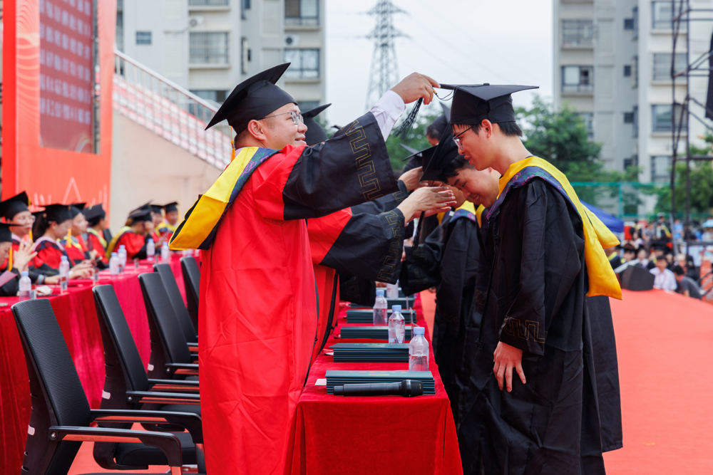 智能工程学院院长蒙振海正在给优秀毕业生拨穗 (