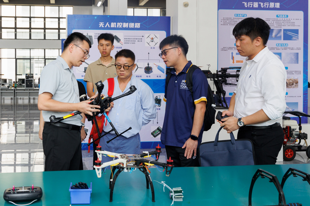 泰国高校领导教师参观智造融合创新中心 (2)