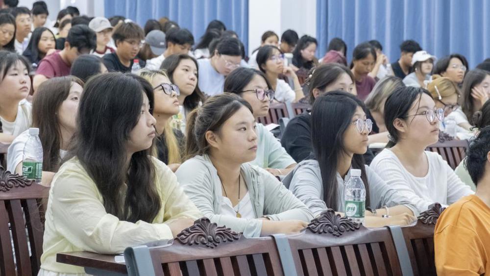 讲座学生特写（覃若彤摄） (9)