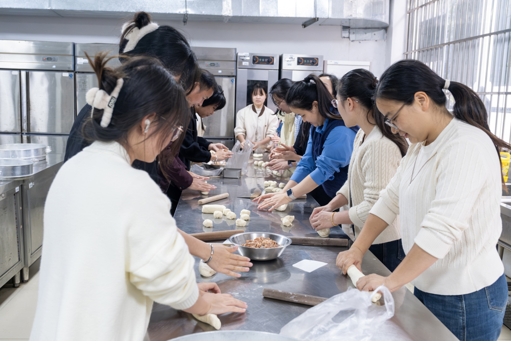 2025年崇左市中药药膳产业发展暨药膳制作技能培训班药膳实践实操老师特写（陈小翠摄）  (2)