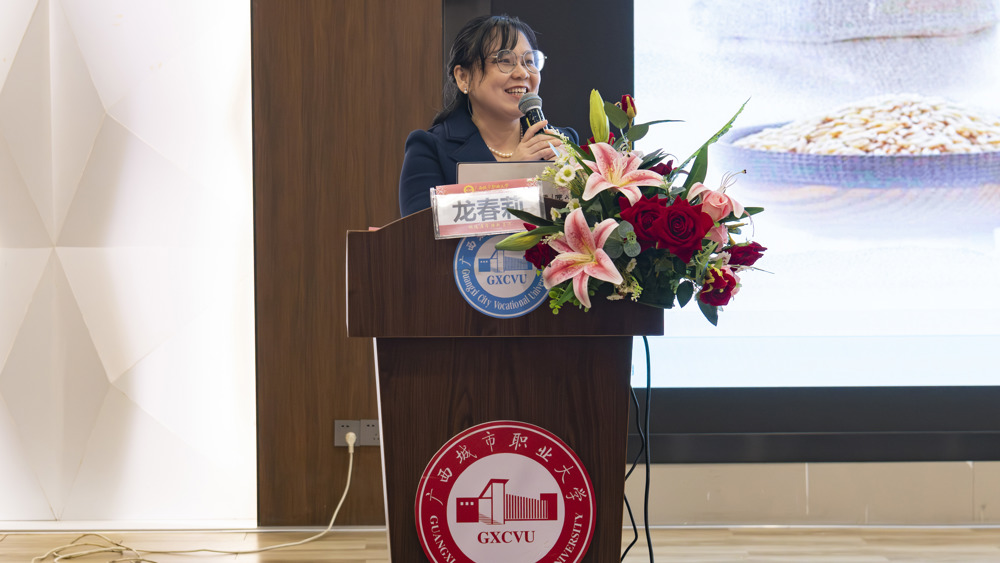 2025年崇左市中药药膳产业发展暨药膳制作技能培训班龙春莉老师发言特写（吴思洋摄） (2)