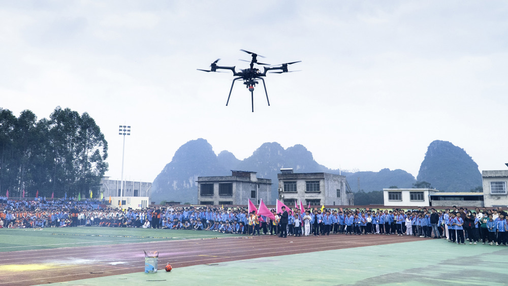 科技赋能成长·航空航天探秘-扶绥县新宁镇第三小学科技研学活动-抛投无人机定点抛投  (1)