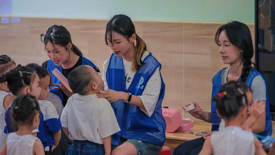 我院学生给小朋友们化妆现场 (2)