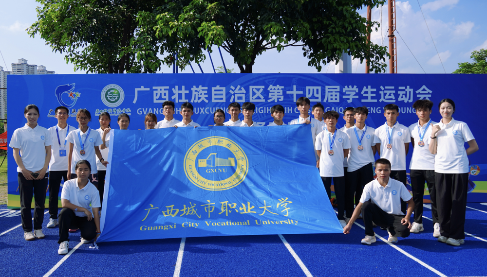 田径队全体教练员与运动合照2